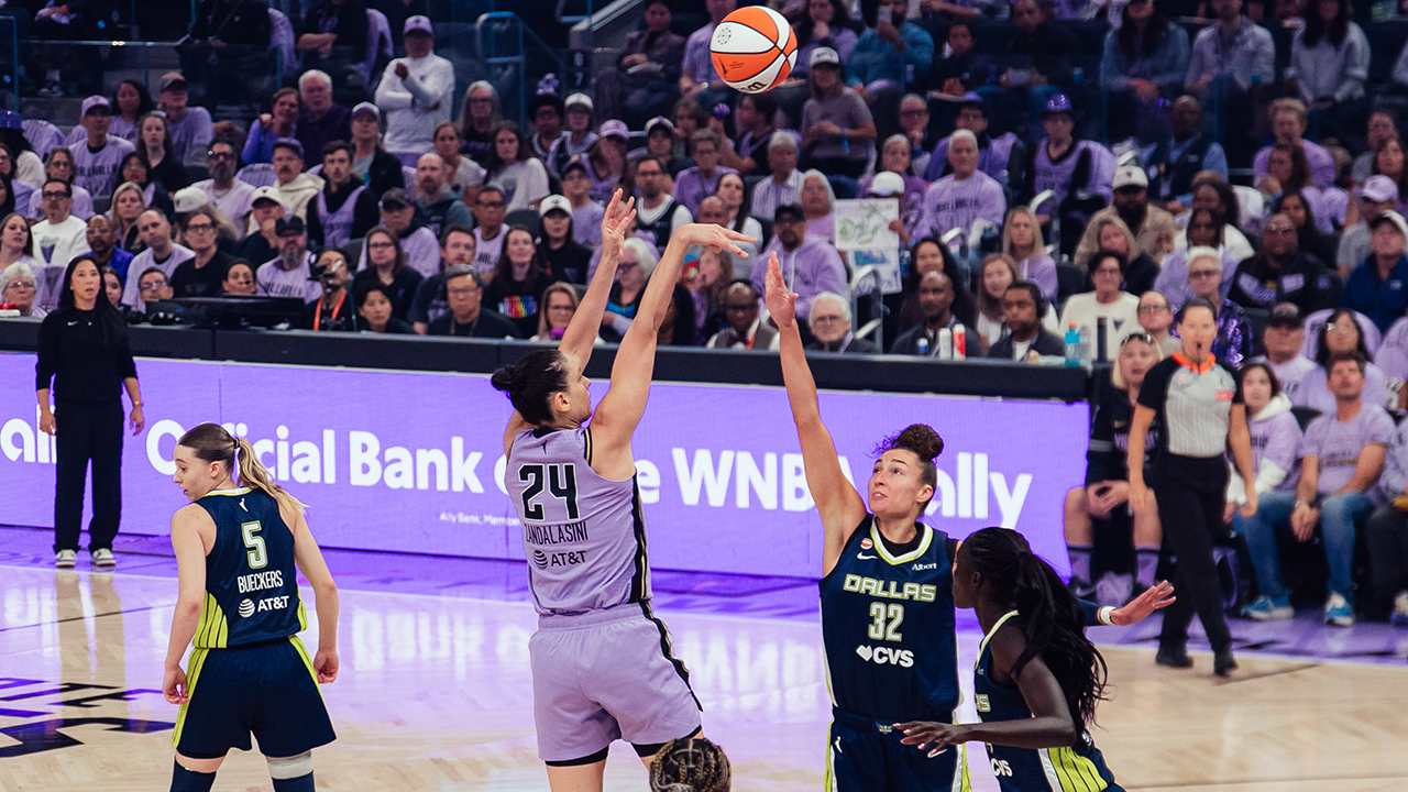 Cecilia Zandalasini Scores 22 Points vs. Dallas Wings - 9/27/26